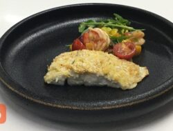 Resep Ikan Panggang dengan Parmesan dan Salad Udang Mangga